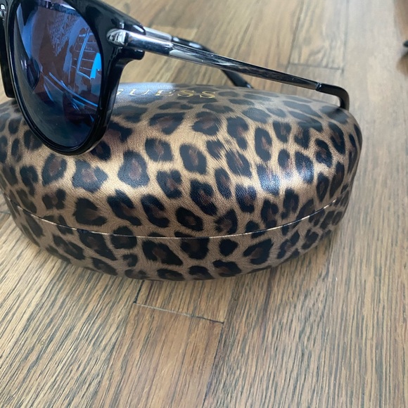 2 pairs!!! Guess sunglasses tortoise and black - Picture 2 of 8